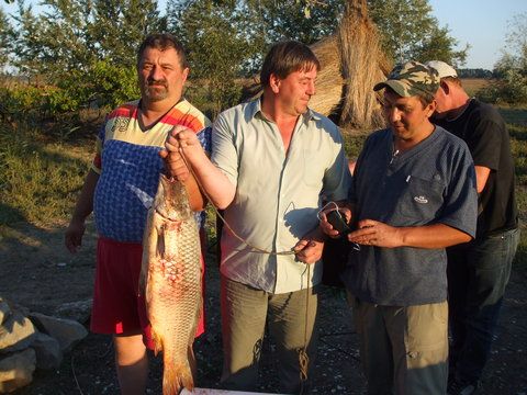 Nu vrei sa te fotografiezi si tu ... asa ... ca sa ai ce arata acasa ?