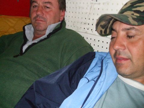 Pe drum numai baieti obositi.