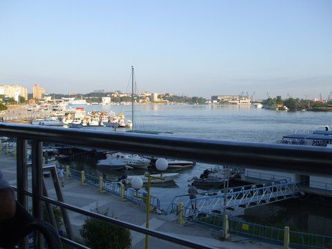 Am privit peisajul de pe terasa &quot;Deltei&quot; si am &quot;servit&quot; cate o cafea cu 10 lei (bucata)