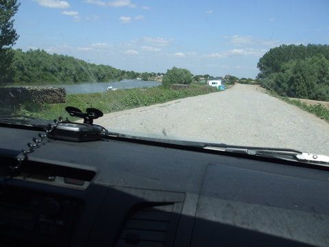 Deja se vede pichetul politiei si bacul de la intrarea in Chilia