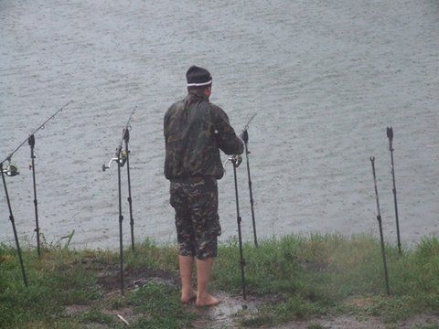 Fie ploaie sau caldura, fie cum ar fi sa fie, e un pescar la datorie, desi pare o muratura:) Serban
