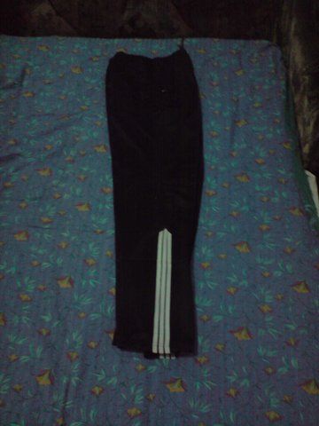 pantalonii albastru inchis