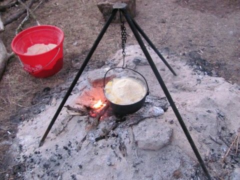 amestecul de faina in galeata rosie si ceaunul incarcat cu varf