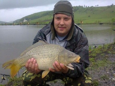 Marian cu unul din cei 14 mustaciosi capturati